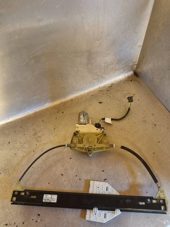 Rear door window regulator with motor 4F0959801F