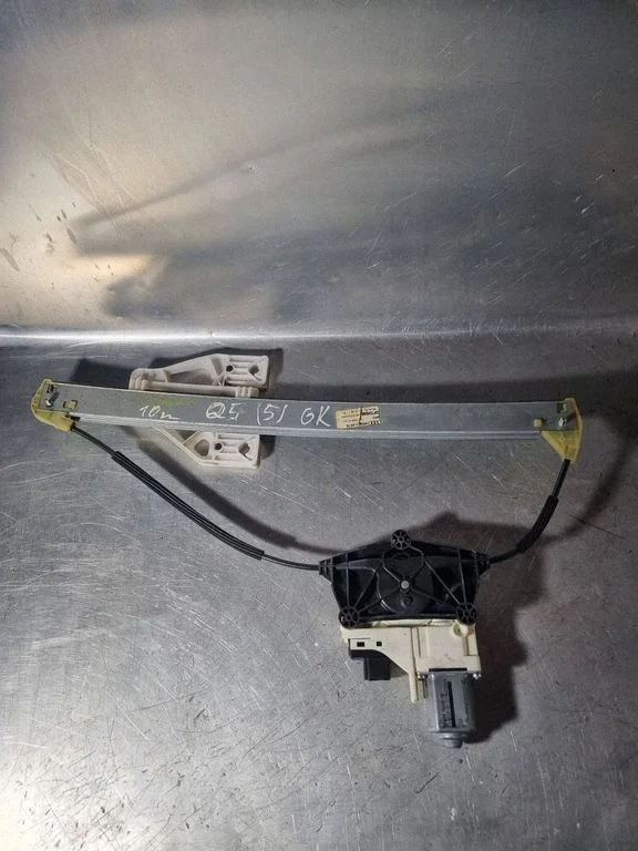 Rear door window regulator with motor 8R0839461B