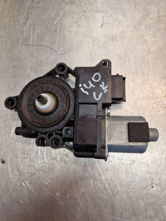 Rear door window regulator motor 834503Z010
