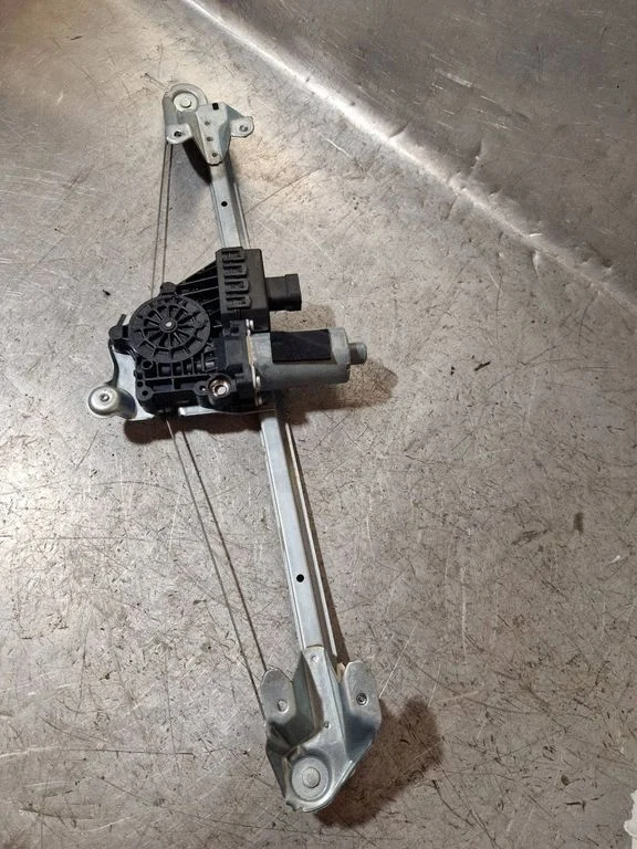 Rear door window regulator with motor 13132231