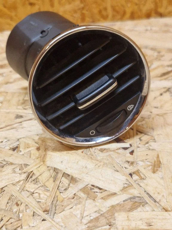 Dash center air vent grill Y05201