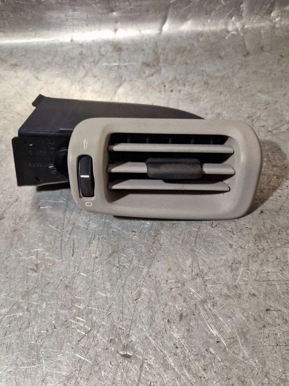 Armatuurlaua keskmine õhutusrest – Volvo V70 (2014-2016)