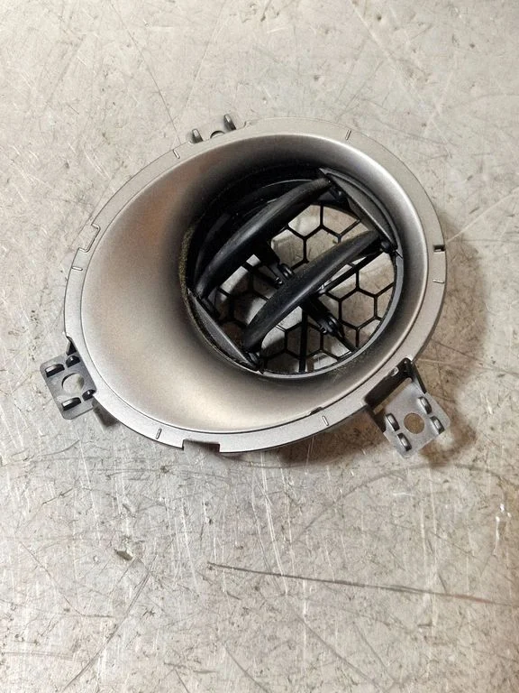 Boczne kratki nawiewu 687611KE0A