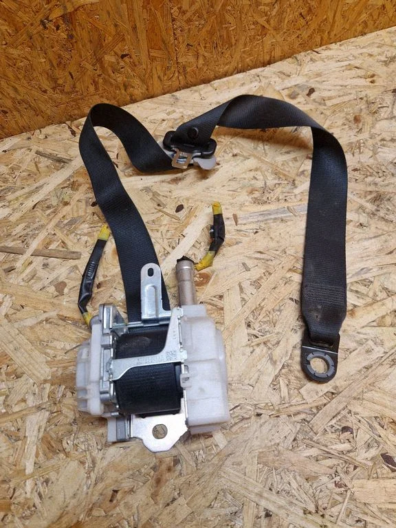 Front seatbelt – Toyota RAV 4 (XA40) (2012-2018)