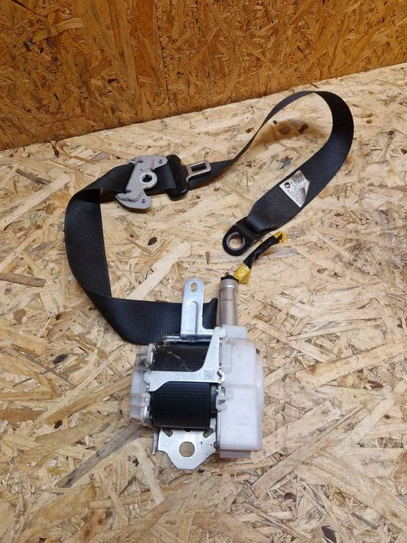 Front seatbelt – Toyota RAV 4 (XA40) (2012-2018)