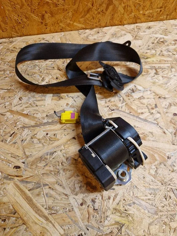 Front seatbelt – Volkswagen Touran II (2010-2016)