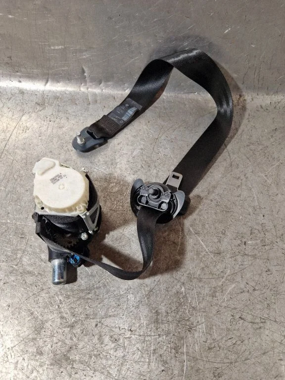 Front seatbelt 33060320A