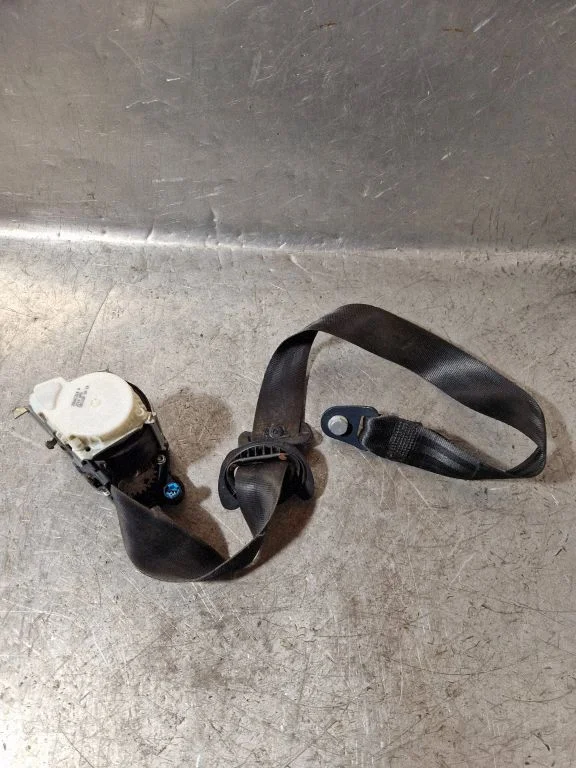 Front seatbelt 33060319A