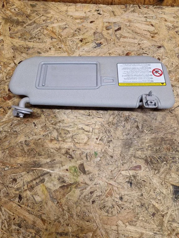 Sun visor – right