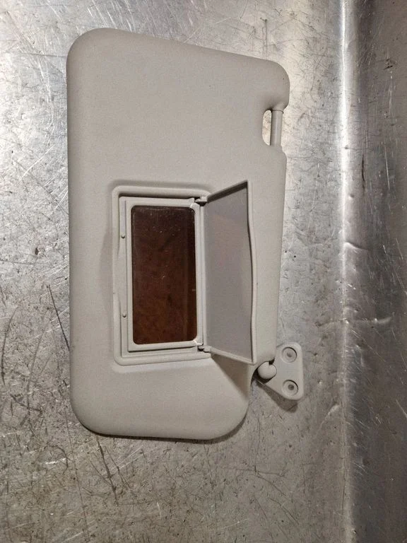 Sun visor – right