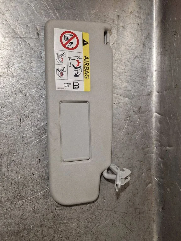 Sun visor – right