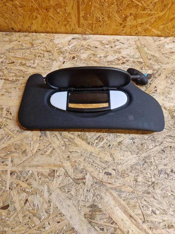 Sun visor – right