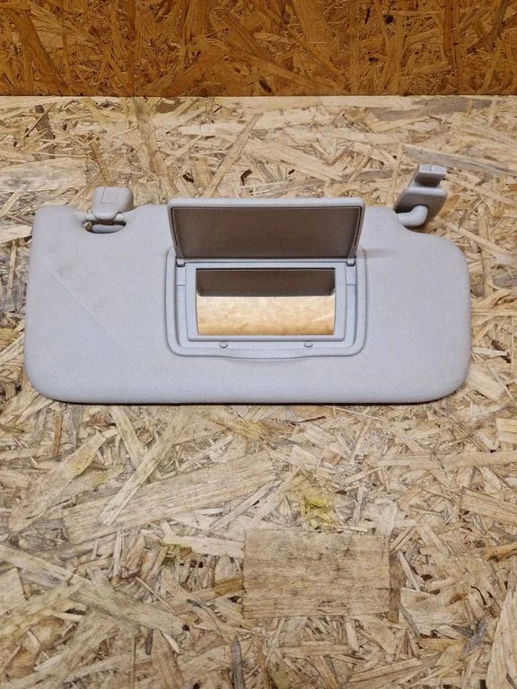 Sun visor – right