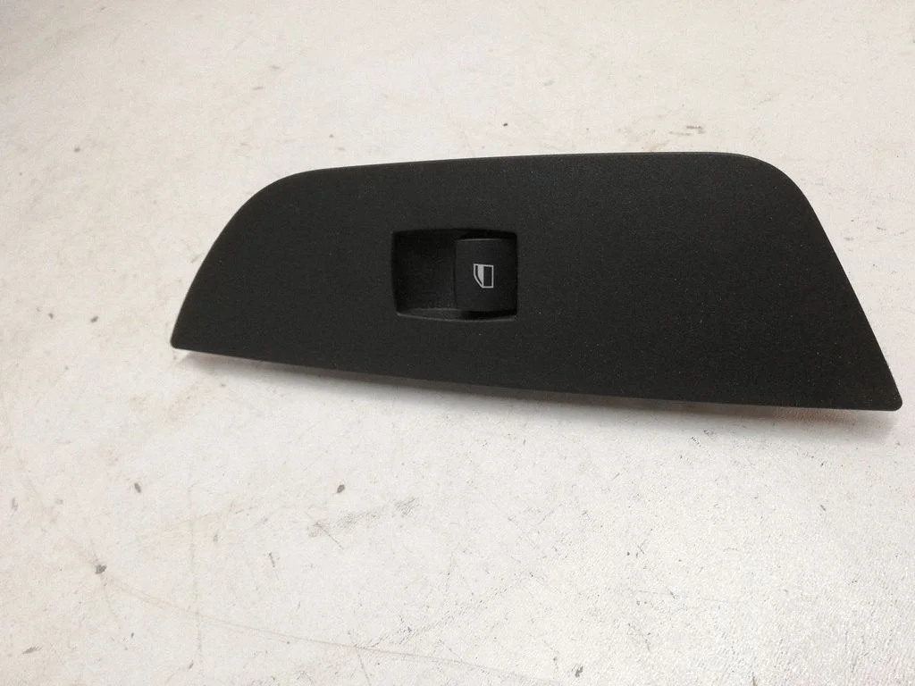 Electric window control switch 6935534