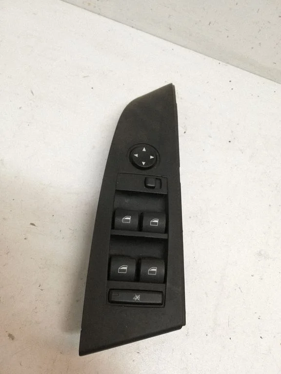 Electric window control switch 6951904