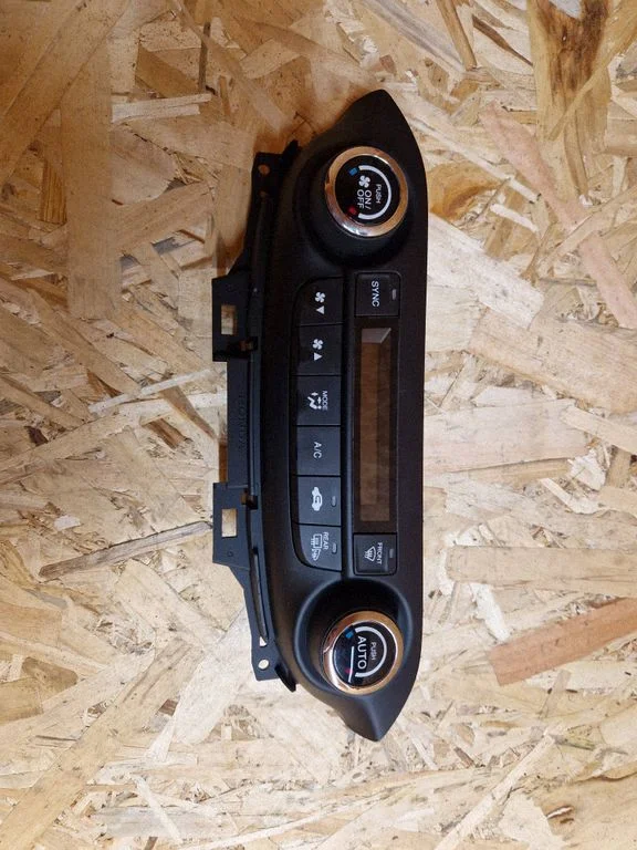 Climate control unit – Honda CR-V (2013-2016)