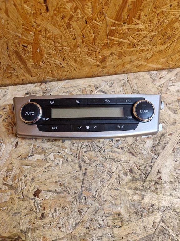 Climate control unit – Toyota Avensis T270 (2012-2015)
