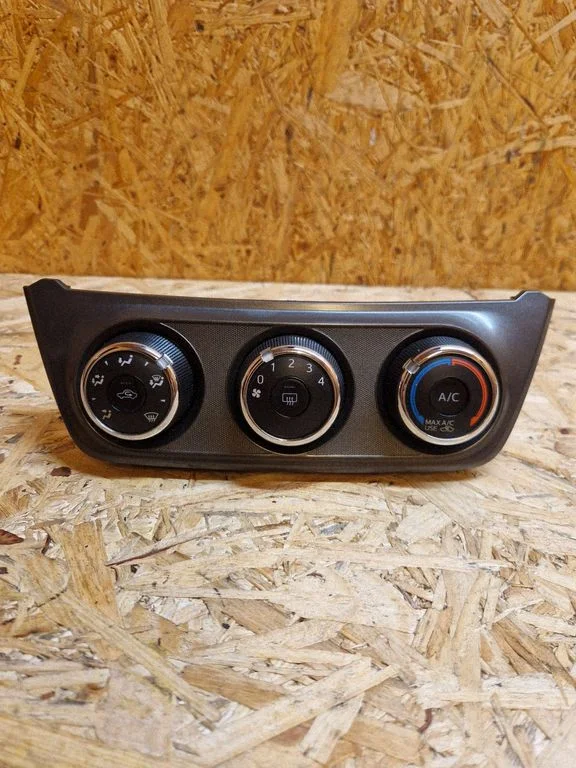 Climate control unit – Toyota RAV 4 (XA40) (2012-2018)