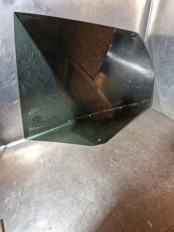 Rear door window glass E000186