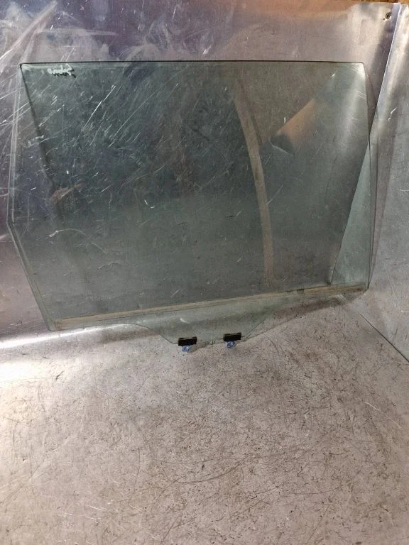 Rear door window glass – right