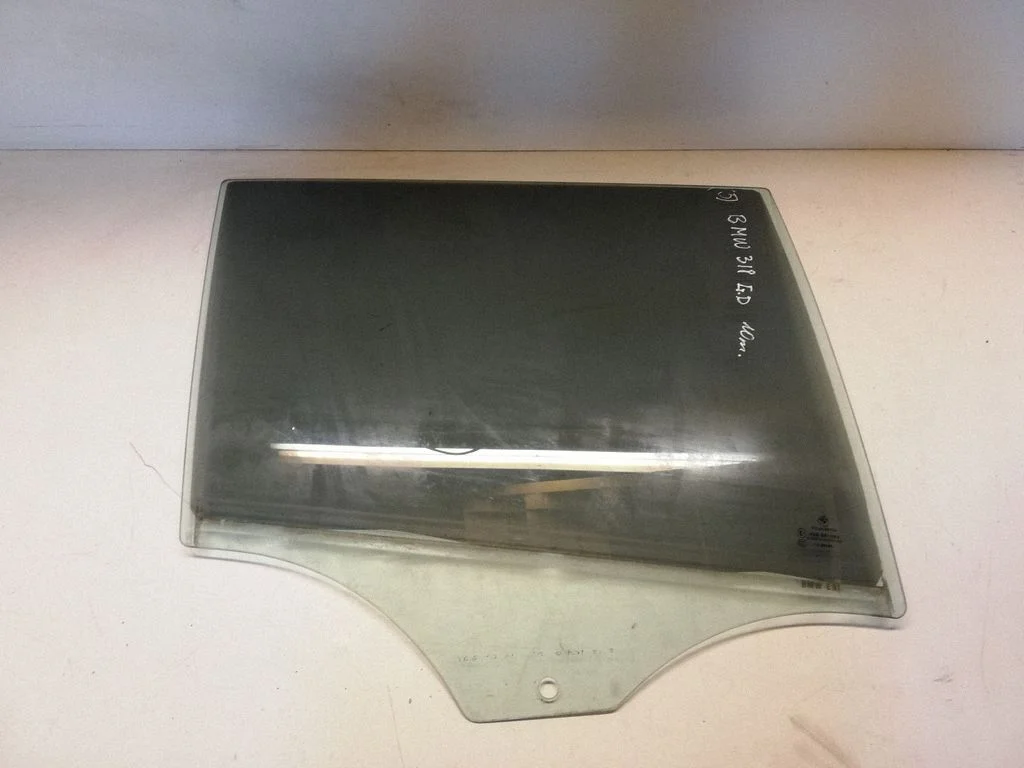 Rear door window glass 43R001582