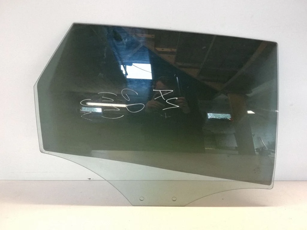 Rear door window glass 43R00082