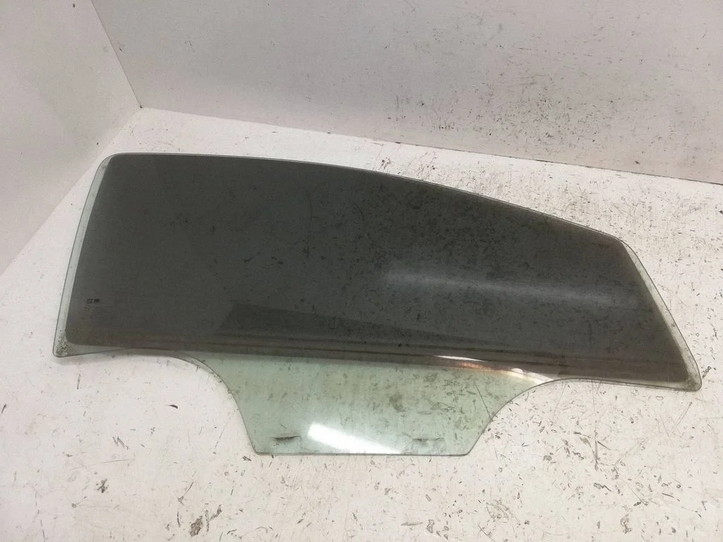 Galvenais priekšējo durvju stikls (četrdurvju) 43R00108