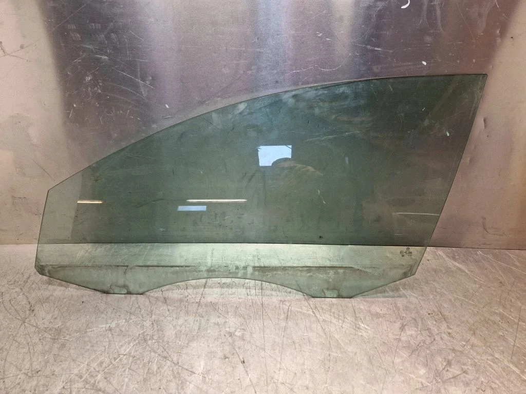Front door window glass four-door 43R00082