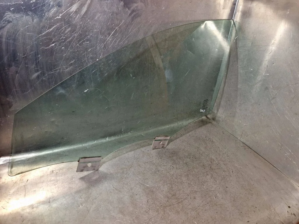 Galvenais priekšējo durvju stikls (četrdurvju) 43R00043