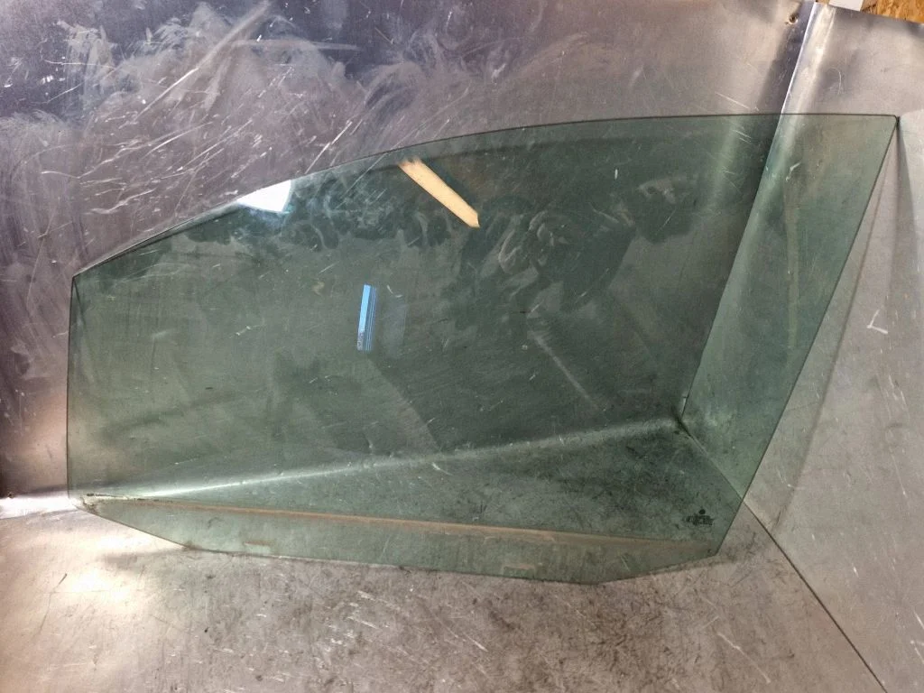 Front door window glass four-door – Volkswagen Touareg II (2010-2018)