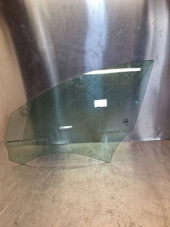 Front door window glass four-door 43R001605