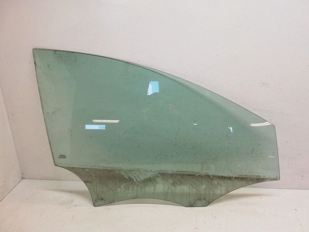 Front door window glass four-door 43R000479