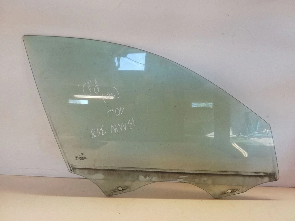 Front door window glass four-door 43R001582