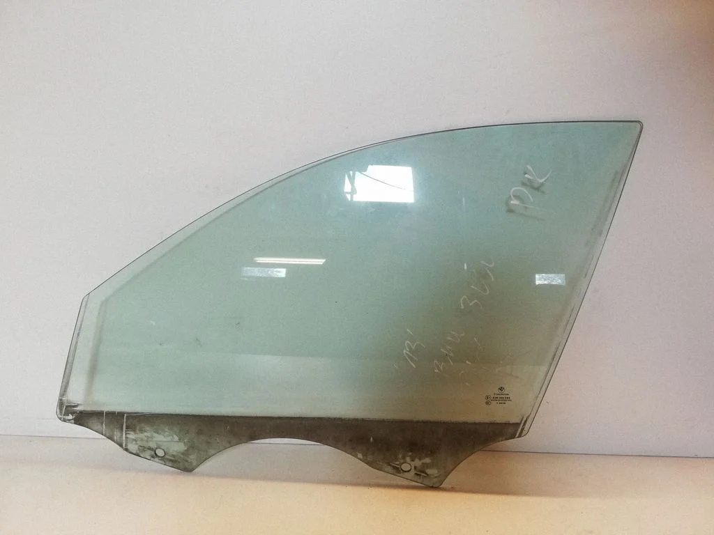 Front door window glass four-door 43R001582