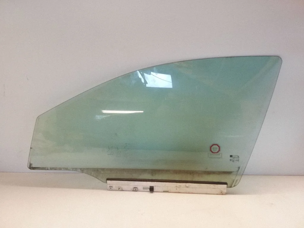 Front door window glass four-door 43R001582