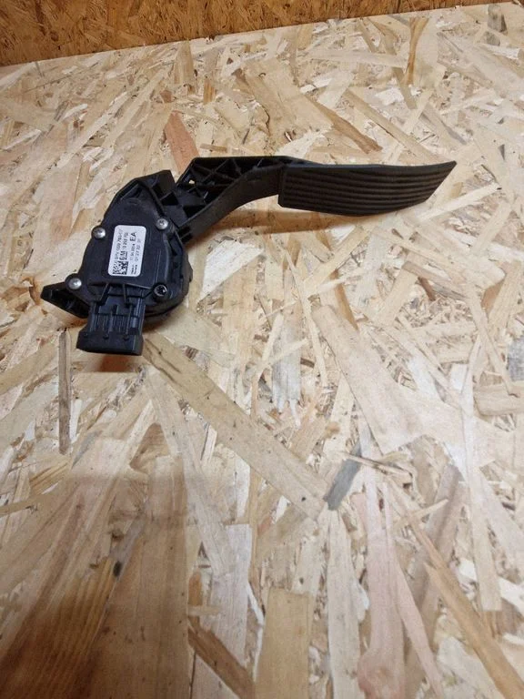 Accelerator throttle pedal – Opel Astra J (2010-2015)