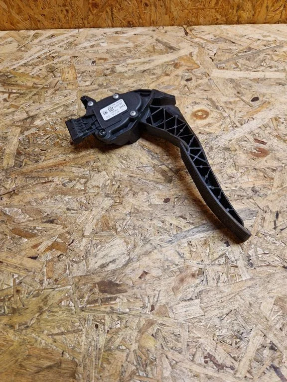 Accelerator throttle pedal – Opel Insignia A (2008-2017)