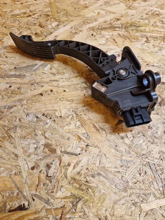 Accelerator throttle pedal – Mitsubishi Outlander (2013-2021)