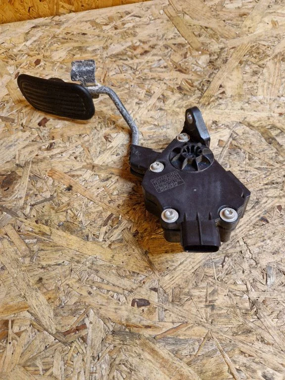 Accelerator throttle pedal – Lexus IS 220D-250-350 (2006-2013)