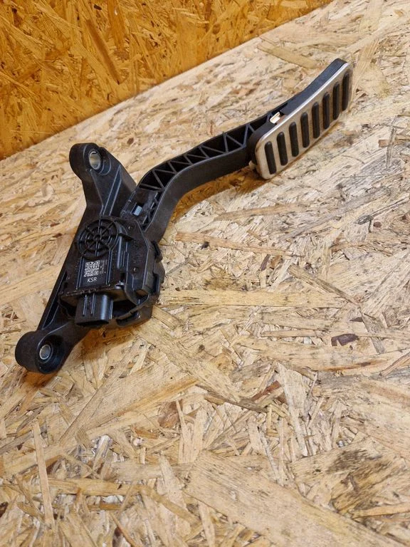 Accelerator throttle pedal – KIA Niro (2016-2022)