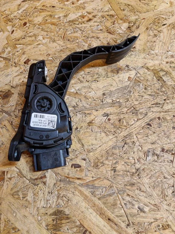 Accelerator throttle pedal – Volvo V70 (2008-2013)