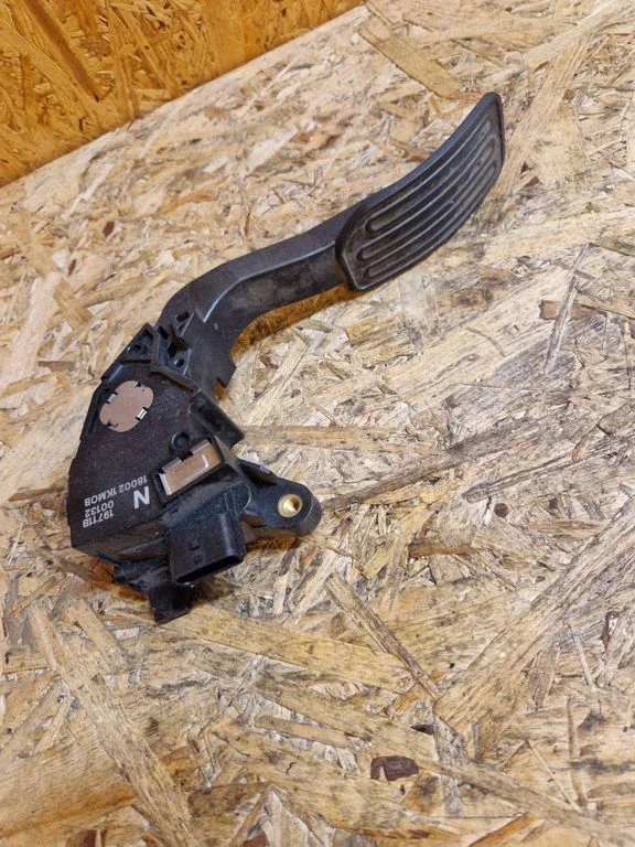 Accelerator throttle pedal 180021KM0B