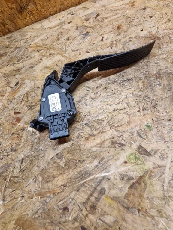 Accelerator throttle pedal – Opel Astra J (2010-2015)