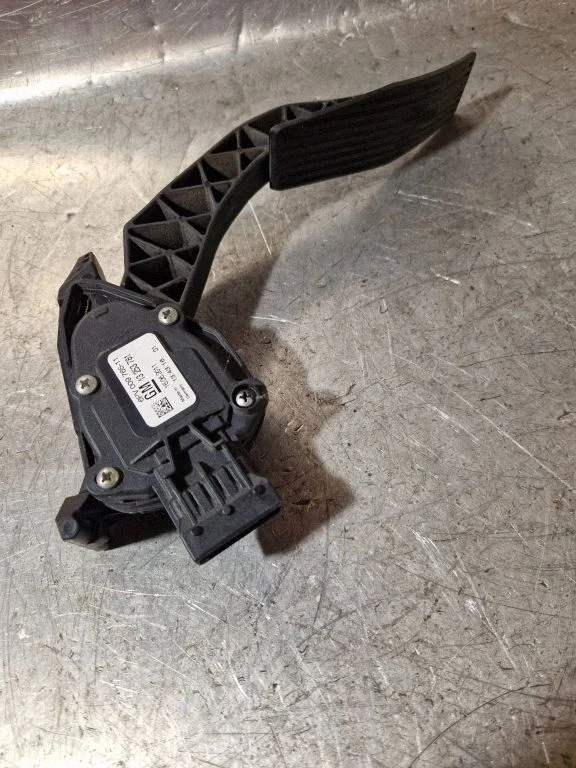 Accelerator throttle pedal 13253781