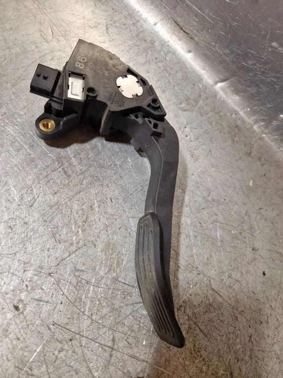 Accelerator throttle pedal 180023RA0B