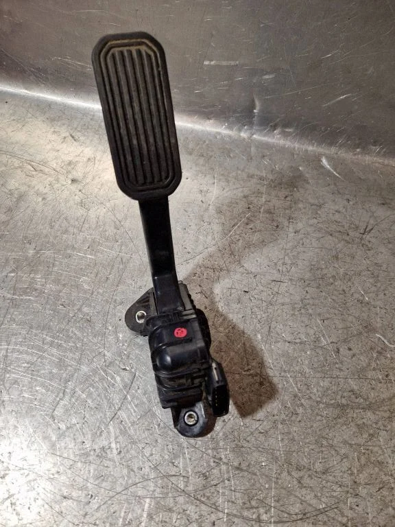 Accelerator throttle pedal – Toyota Land Cruiser (J120) (2002-2009)