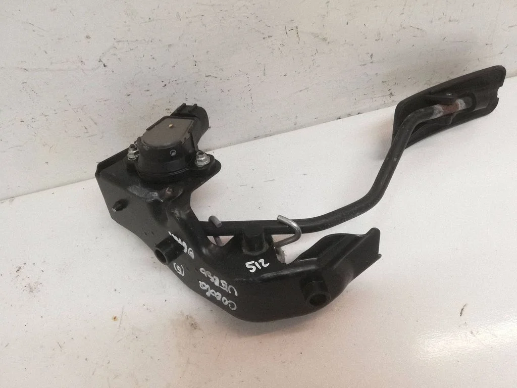 Accelerator throttle pedal – Toyota Corolla Verso AR10 (2004-2009)