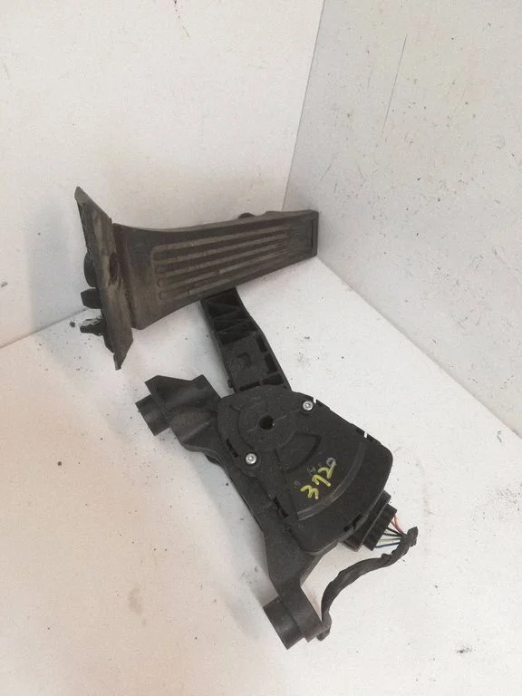 Accelerator throttle pedal 0305C3Z000