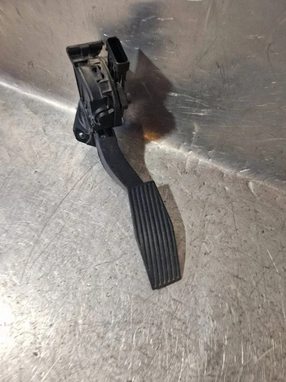 Accelerator throttle pedal – Opel Insignia A (2008-2017)