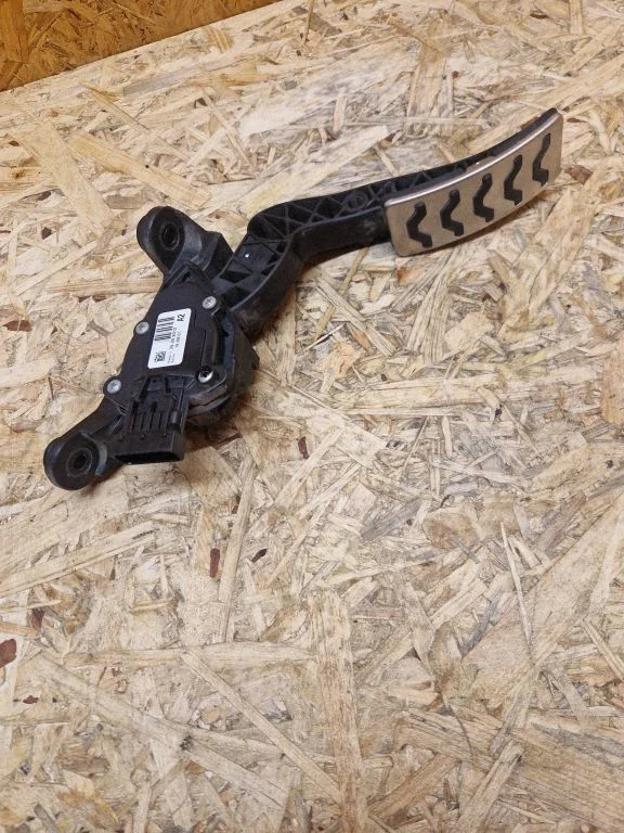 Accelerator throttle pedal